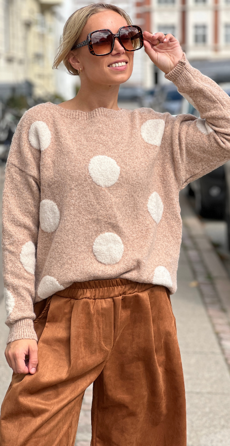 Jessie strik med store prikker camel/beige LikeLondon