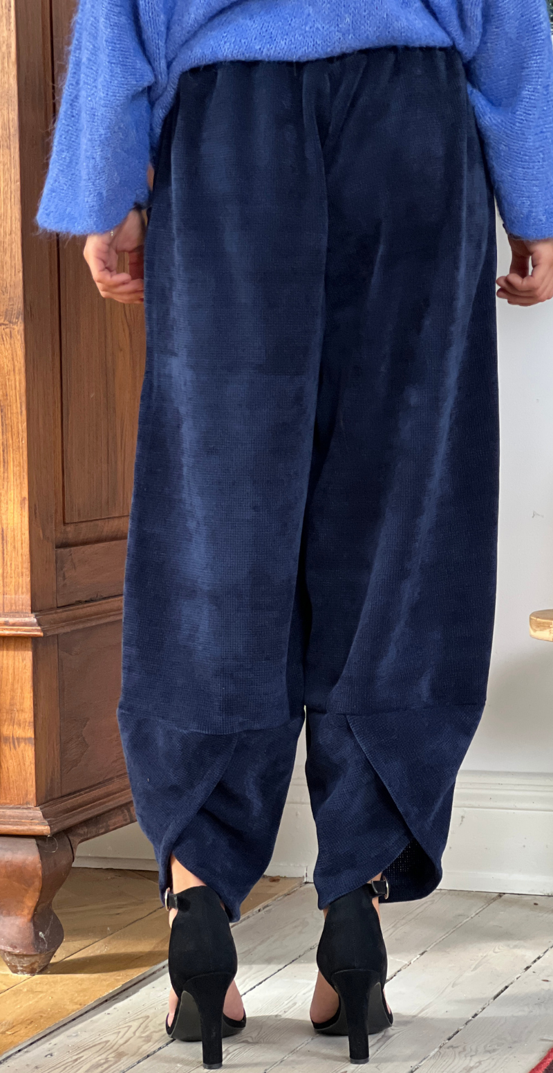 Kimmy fløjlsbukser i velourlook med lommer navy LikeLondon