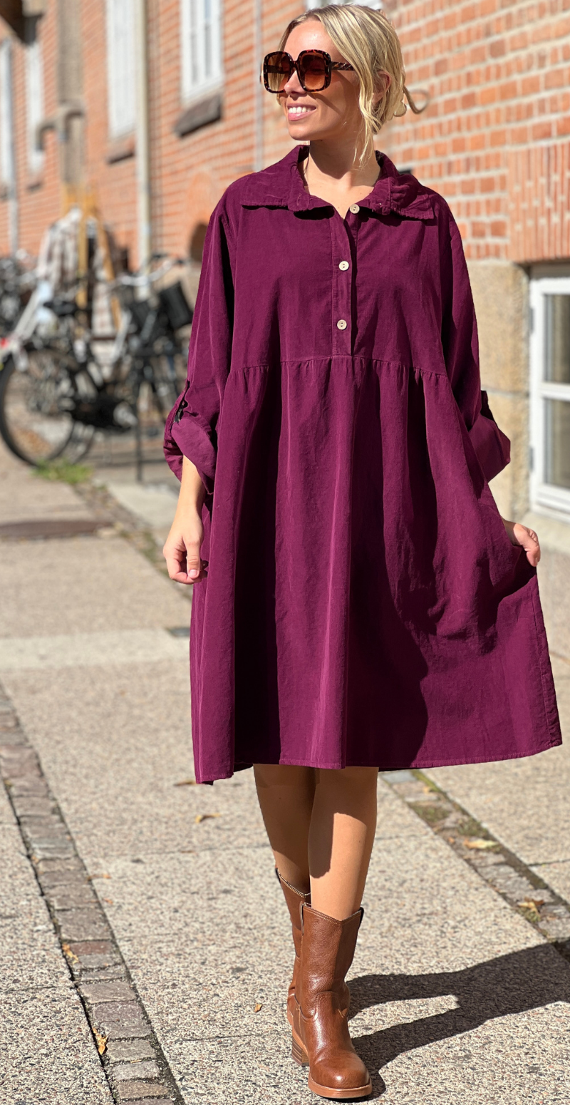 Elvira kort fløjlskjole blomme LikeLondon