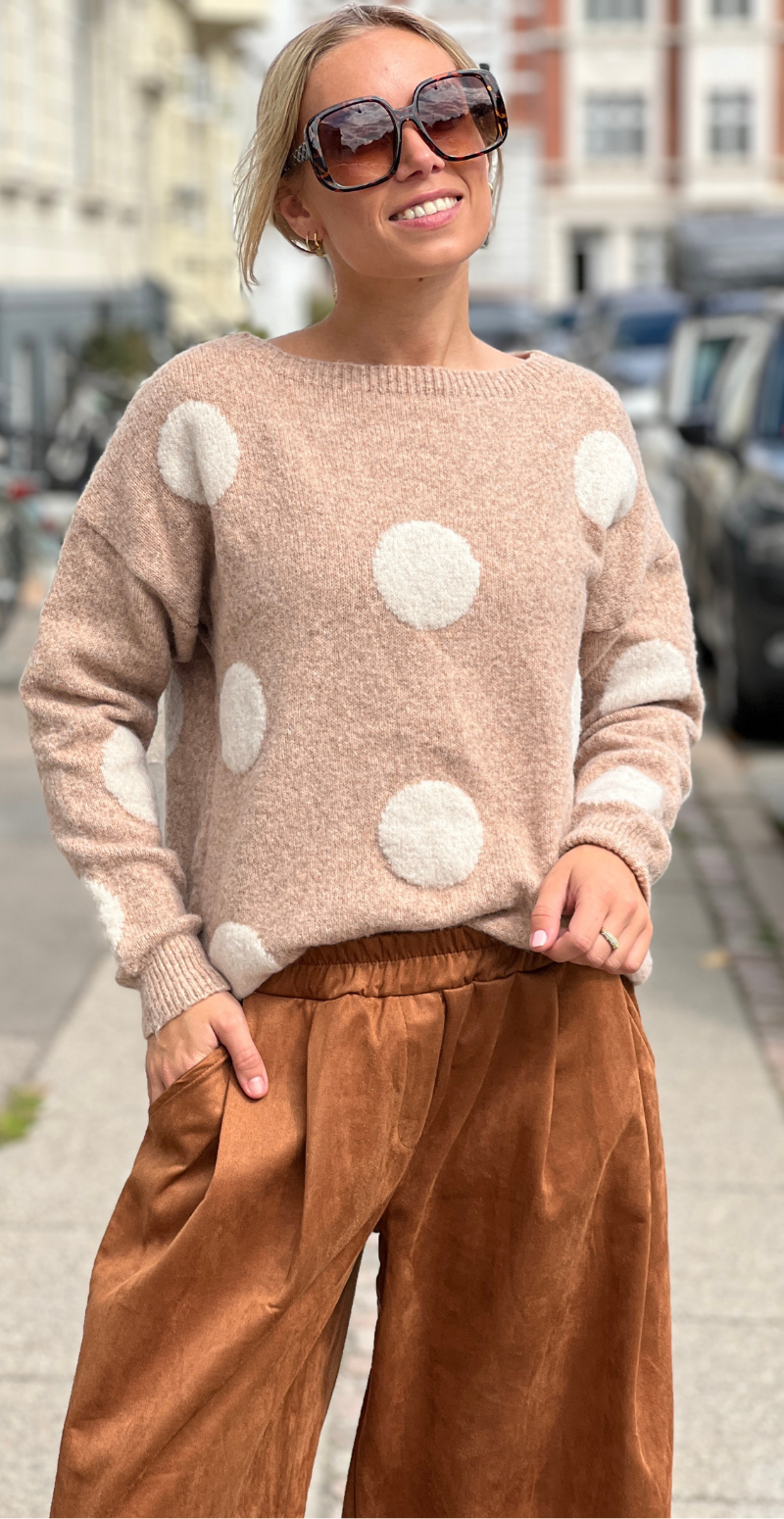 Jessie strik med store prikker camel/beige LikeLondon