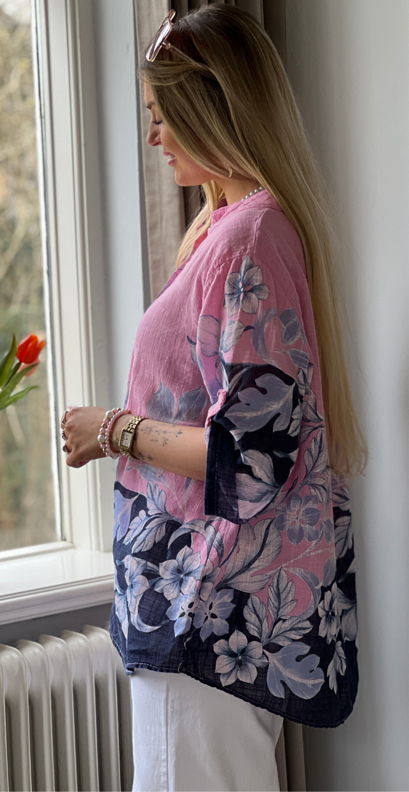 Bonnie bluse med stolpelukning og blomsterprint baby rosa LikeLondon