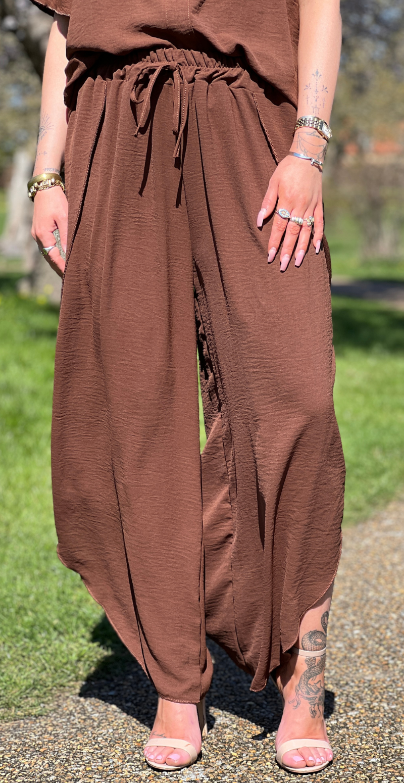 Beate bukser med åbning i siden brun LikeLondon