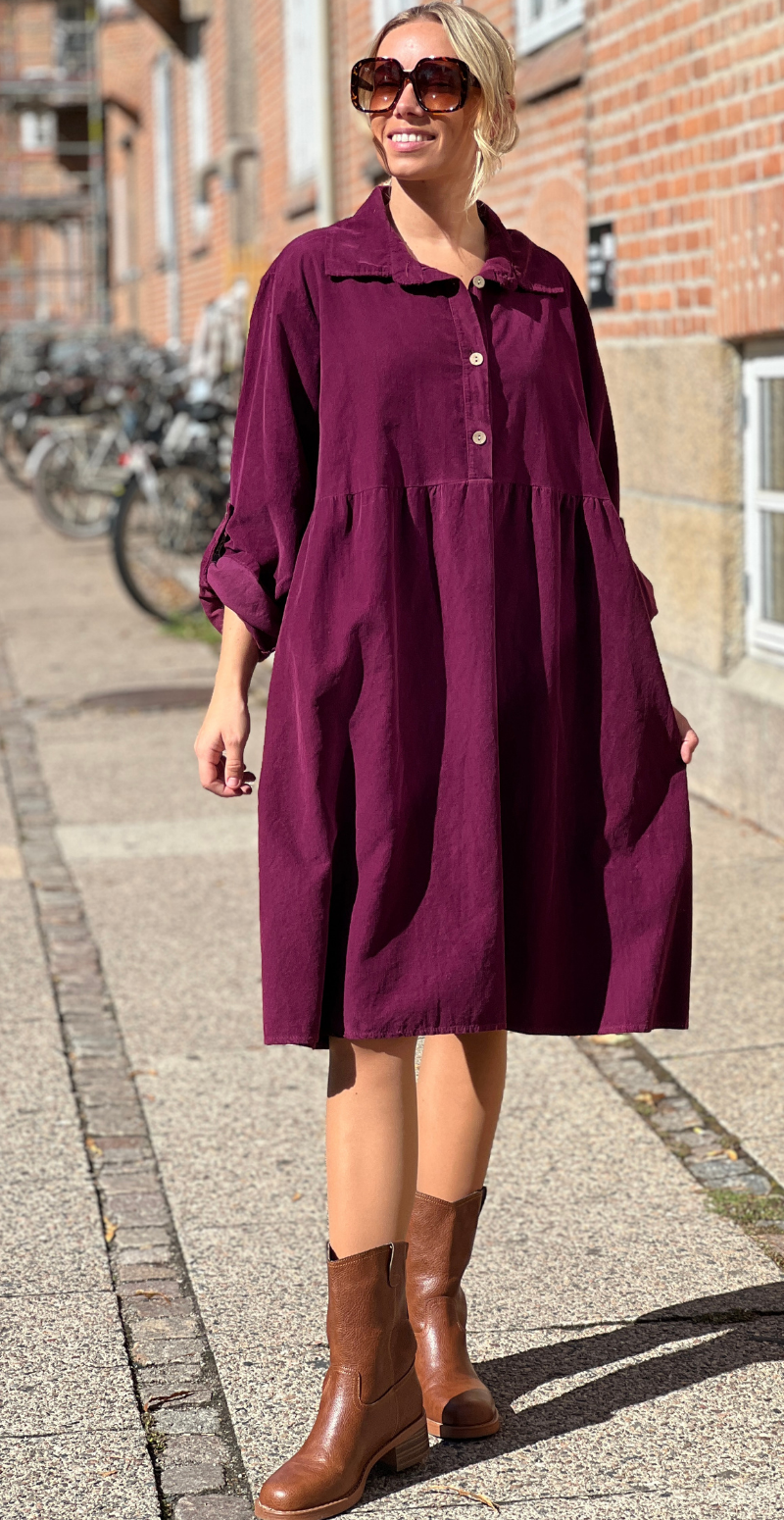 Elvira kort fløjlskjole blomme LikeLondon