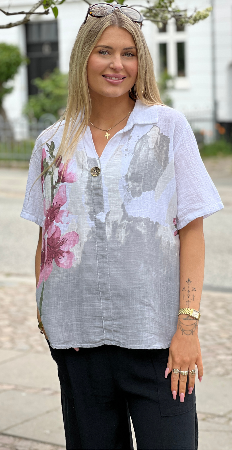 Gina bluse med blomsterprint og v-hals hvid LikeLondon