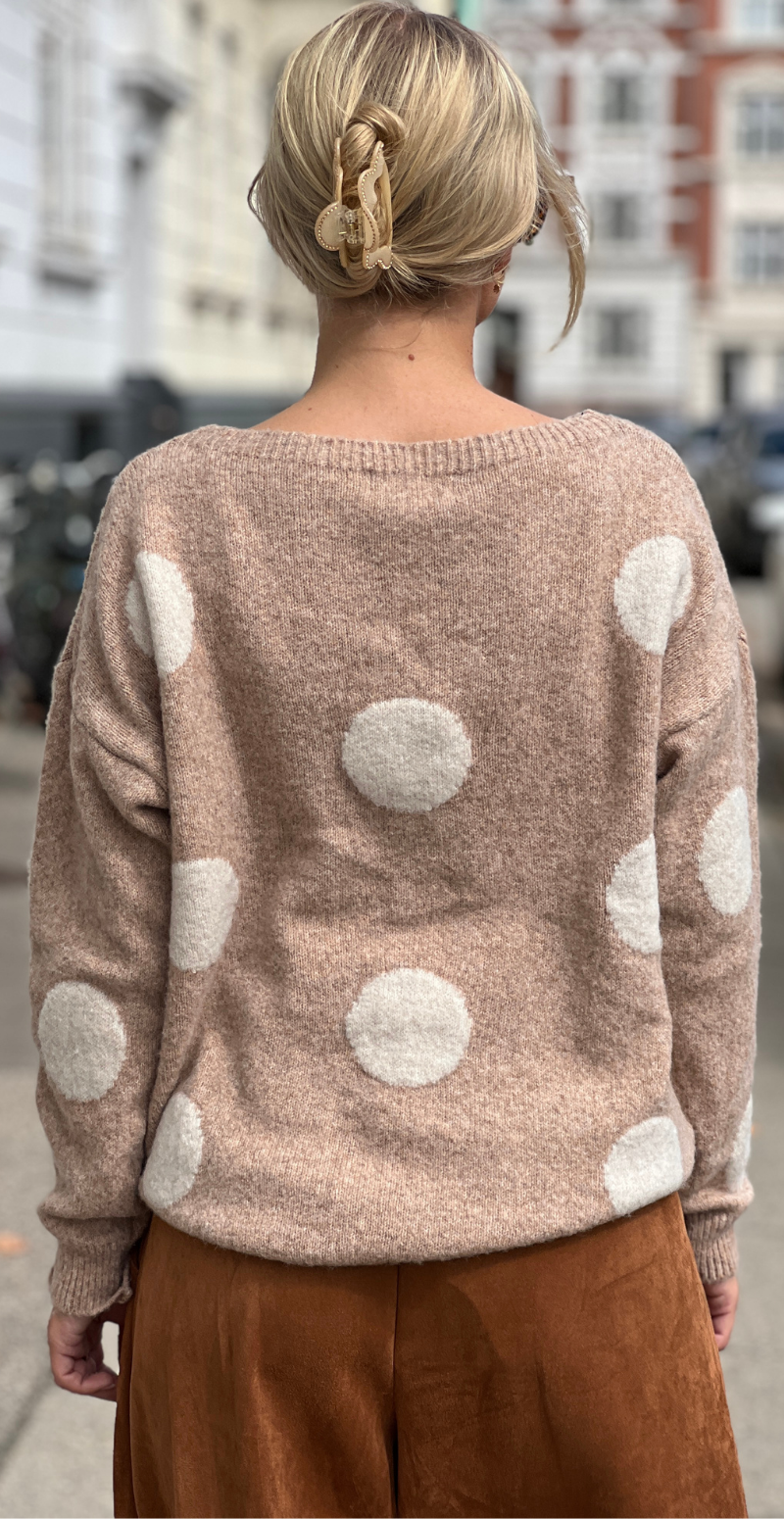 Jessie strik med store prikker camel/beige LikeLondon
