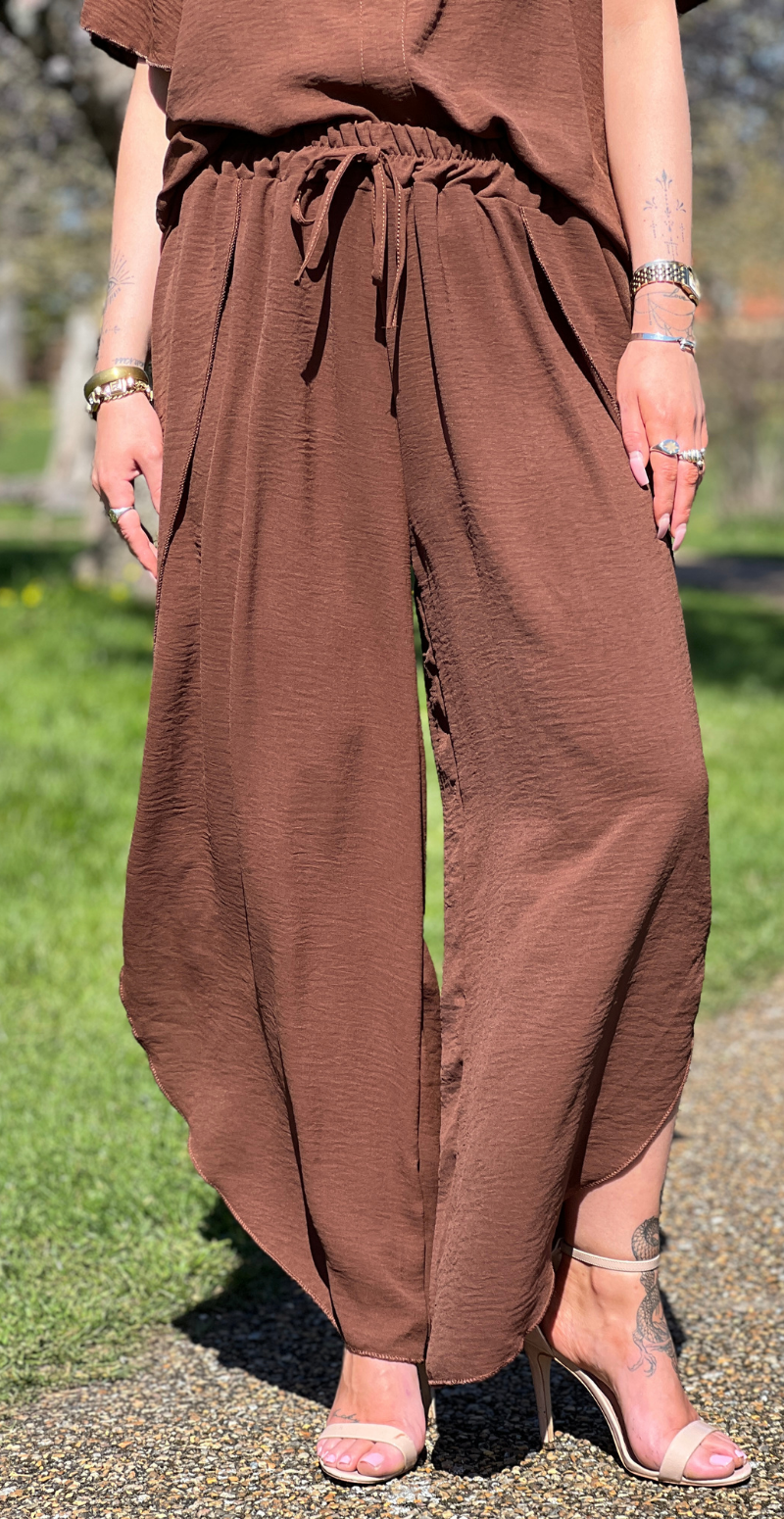 Beate bukser med åbning i siden brun LikeLondon