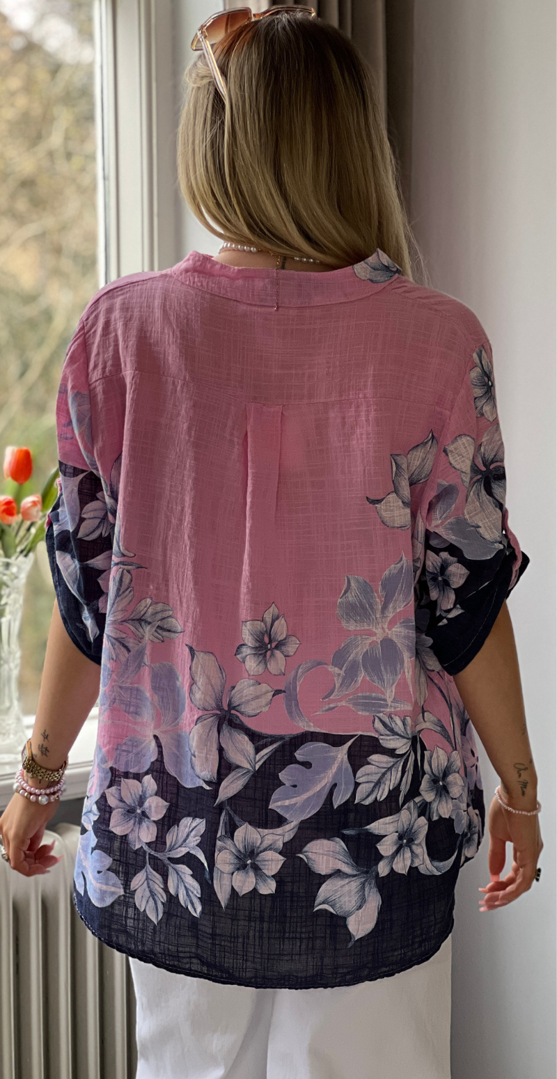 Bonnie bluse med stolpelukning og blomsterprint baby rosa LikeLondon
