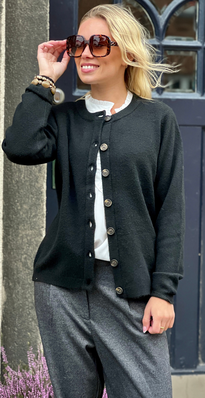 Kvinde i sort Orlean strik cardigan fra LikeLondon.com set forfra.
