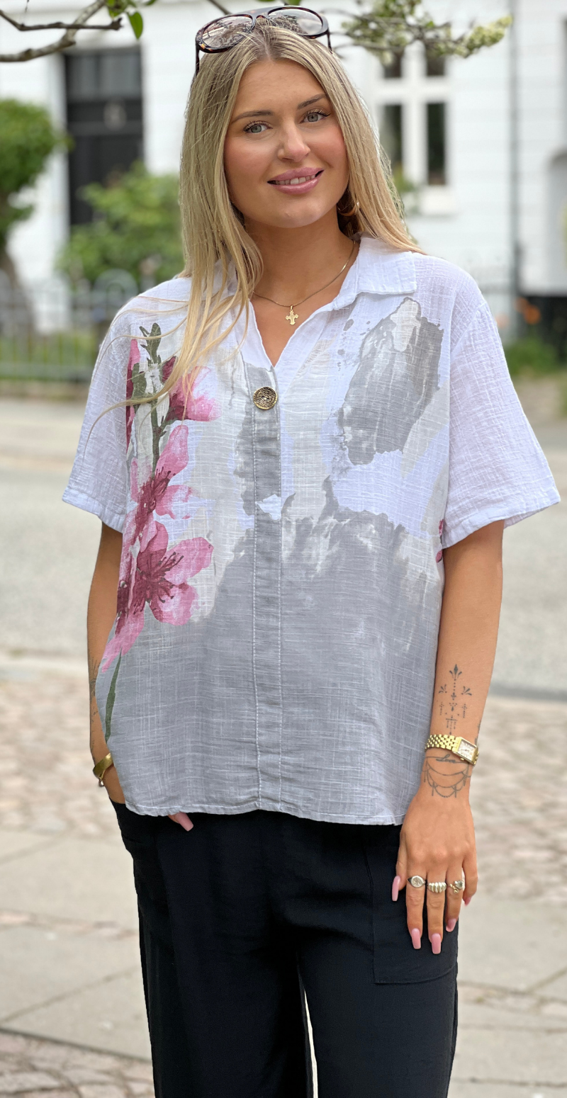 Gina bluse med blomsterprint og v-hals hvid LikeLondon