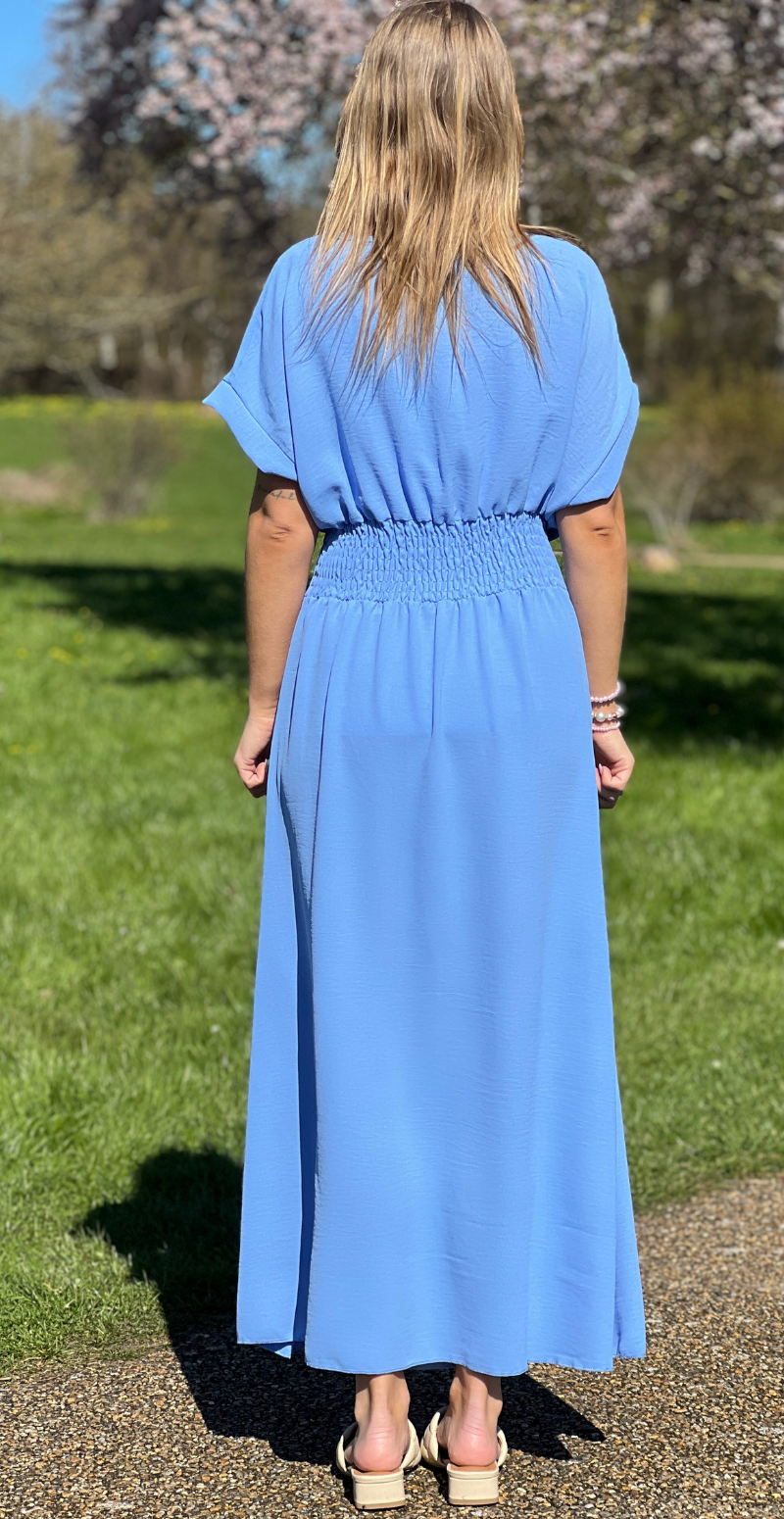 Dagny lang kjole med elastik i taljen og slids foran lysblå LikeLondon