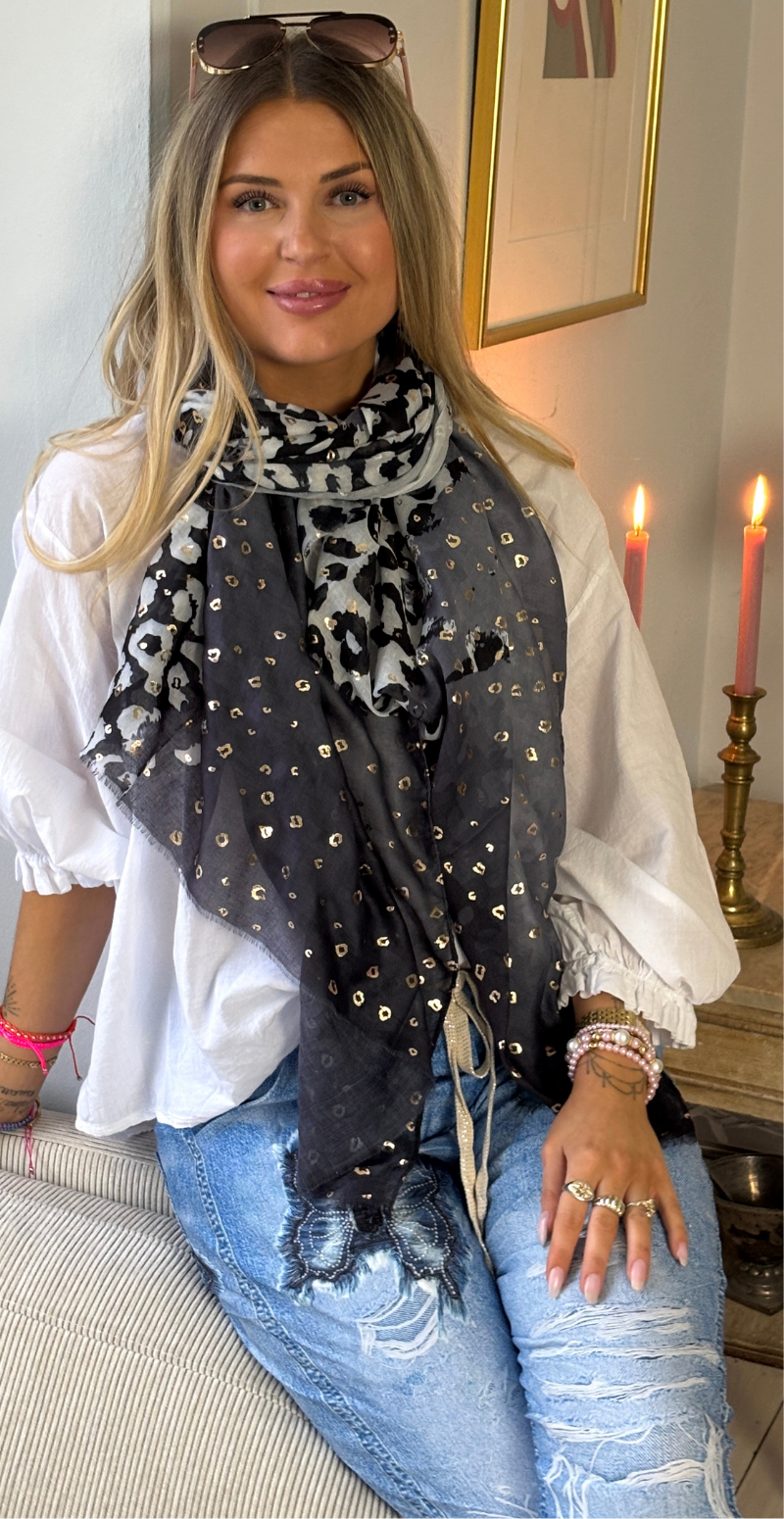 Tørklæde med leopardmønster og gulddetaljer sort LikeLondon