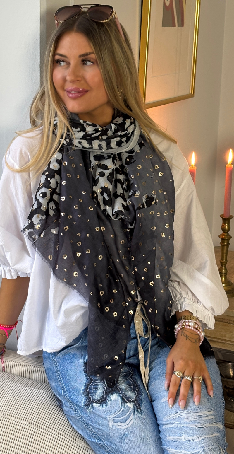 Tørklæde med leopardmønster og gulddetaljer sort LikeLondon