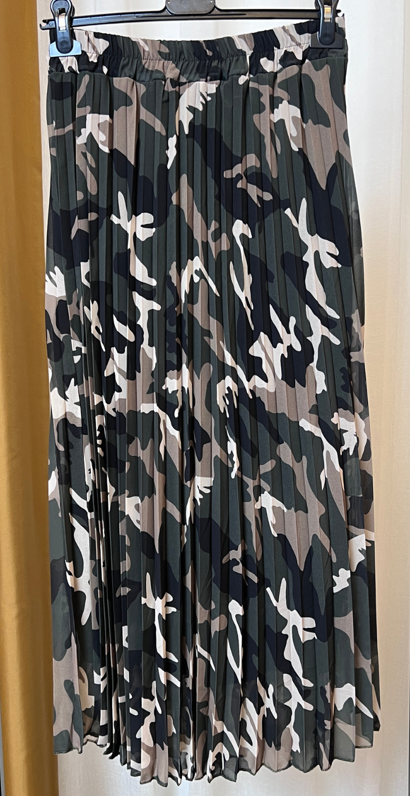 Robyn plisseret nederdel med camouflage print khaki LikeLondon