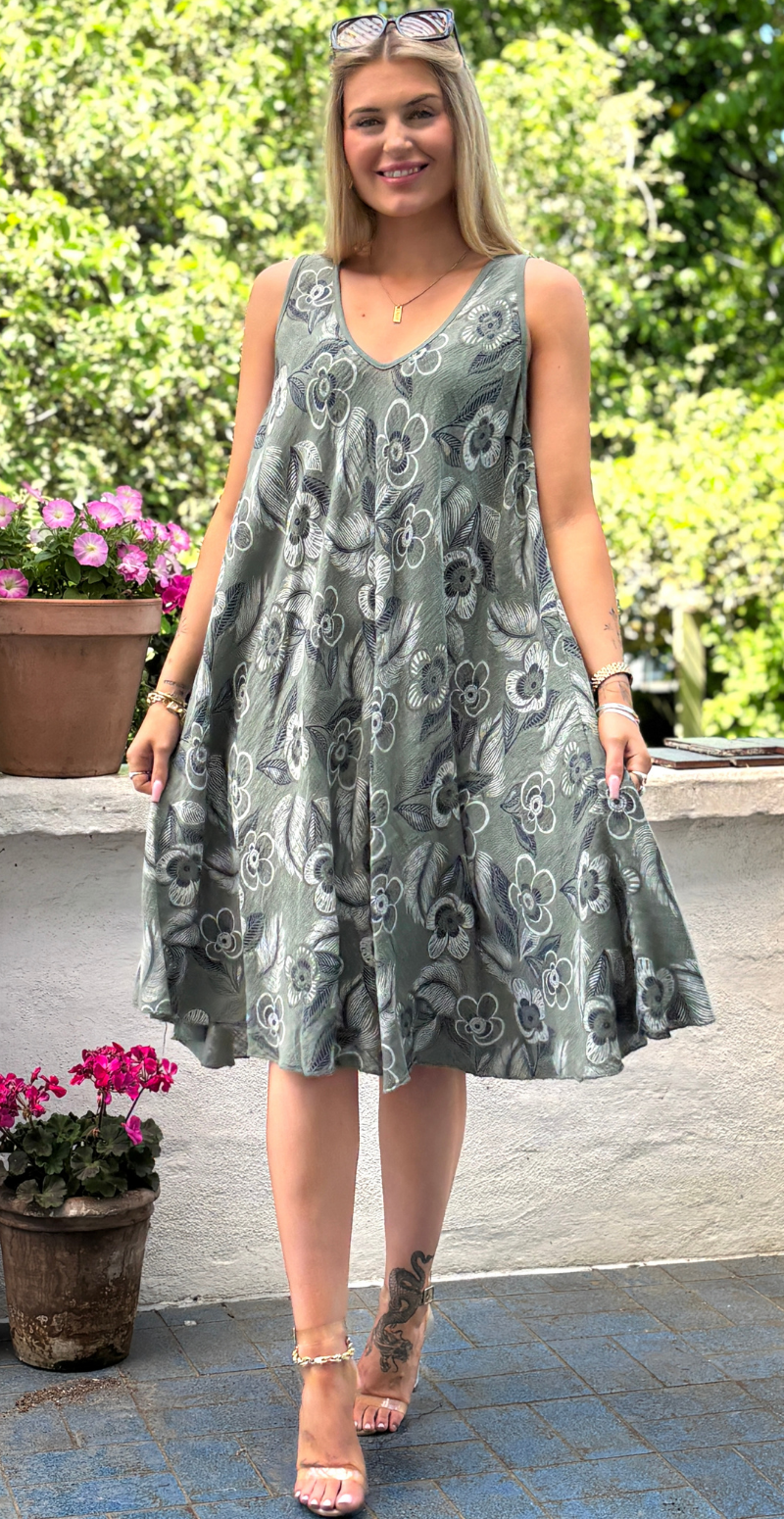 Aurelia kort kjole med brede stropper og blomster khaki LikeLondon