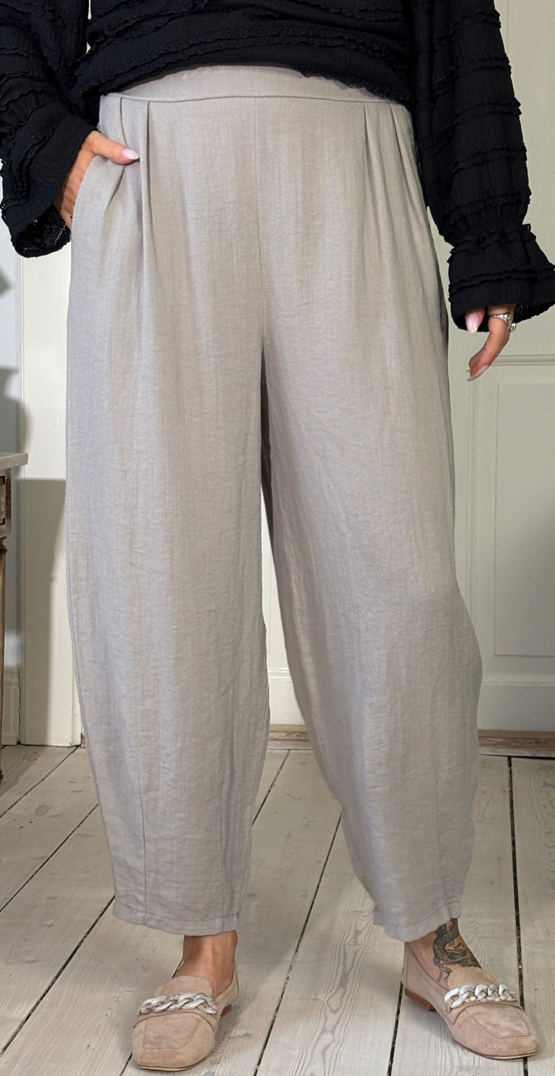 Forudbestil uge 8 Sutton bukser i barrel-fit med læg foran fango LikeLondon