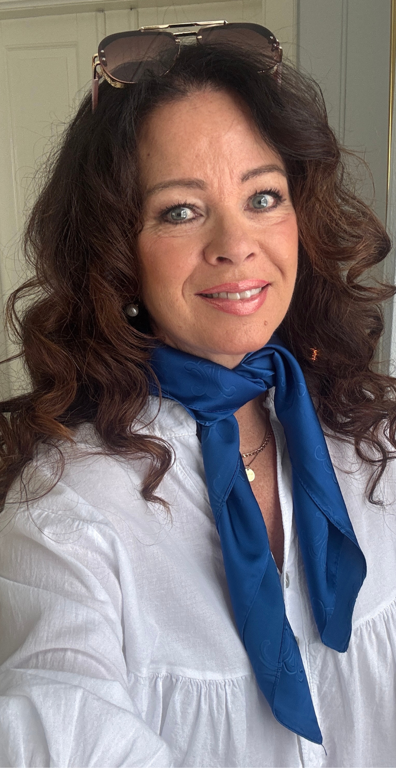 Silketørklæde med monogram mønster royal blue LikeLondon