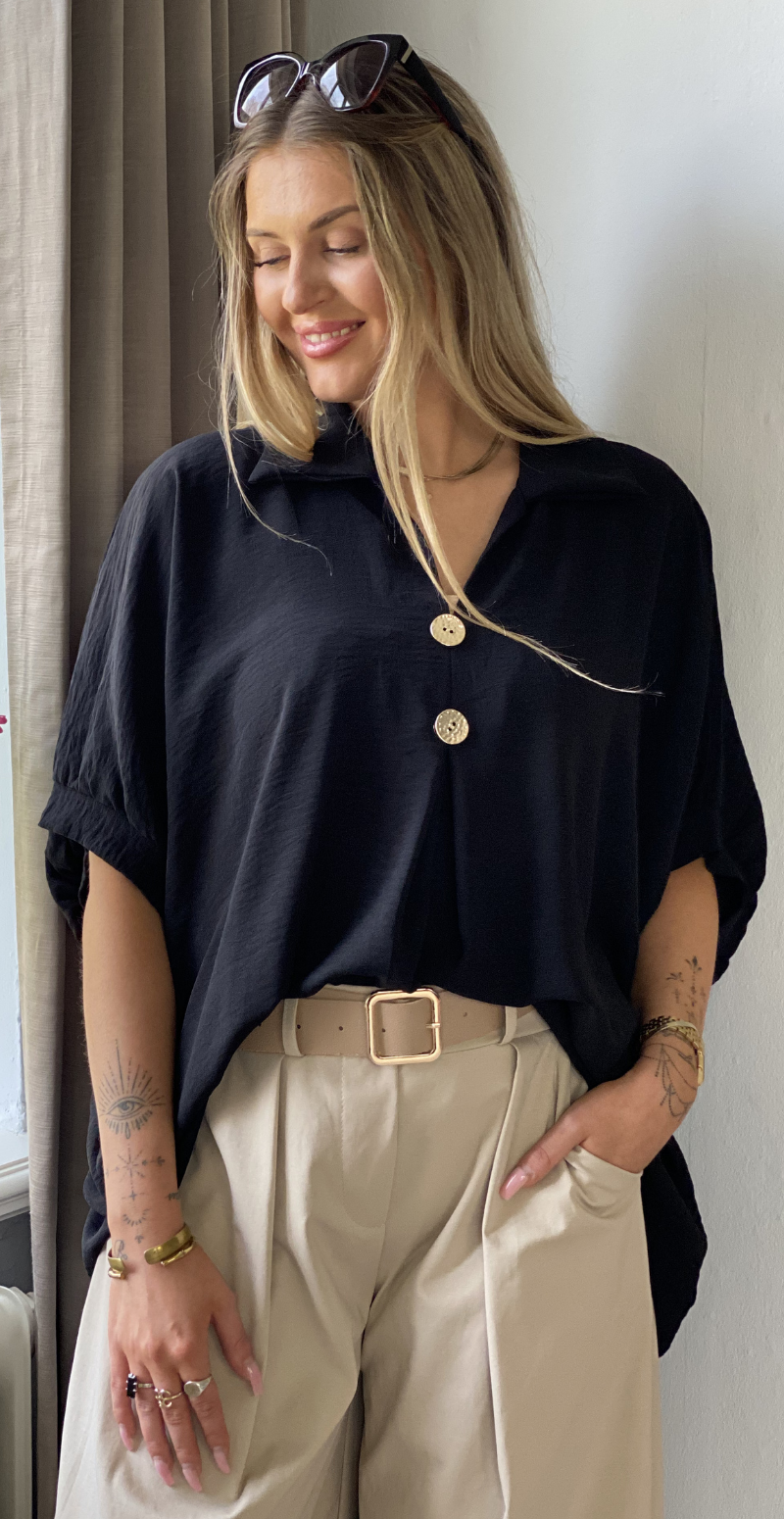 Lizzy bluse med krave og guldknapper sort LikeLondon