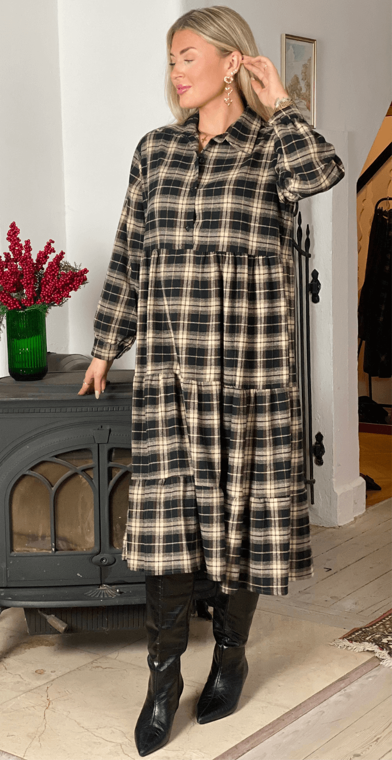 Naya ternet kjole med peplum effekt sort LikeLondon