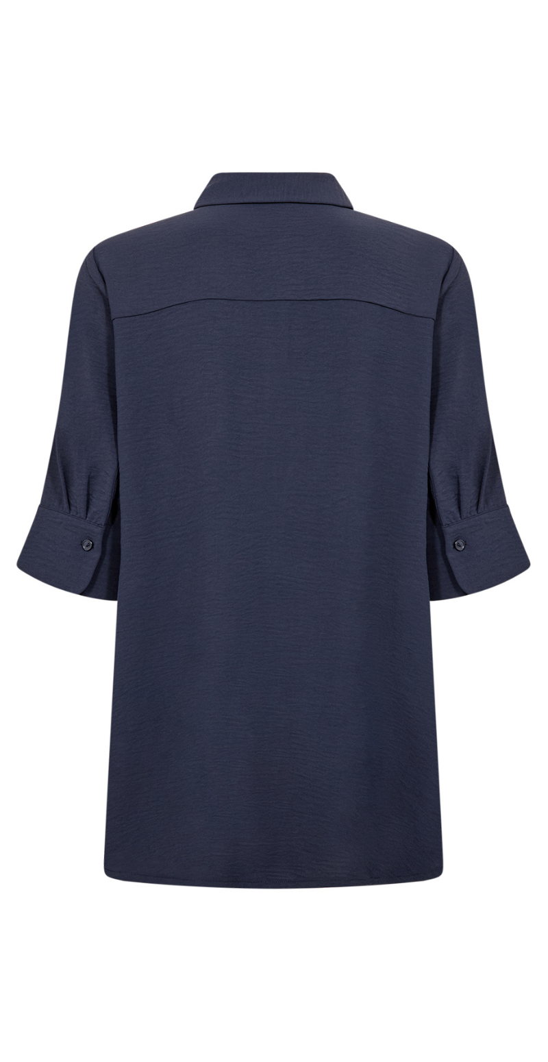 Carrie skjortebluse med længde bagtil navy LikeLondon