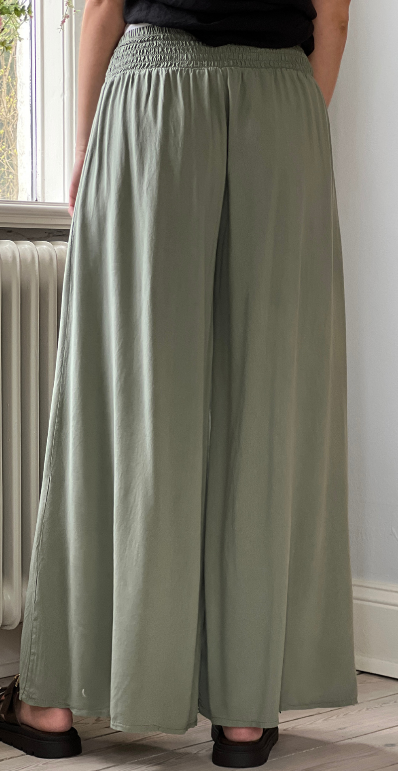 Peggy bukser med brede ben og smock khaki LikeLondon