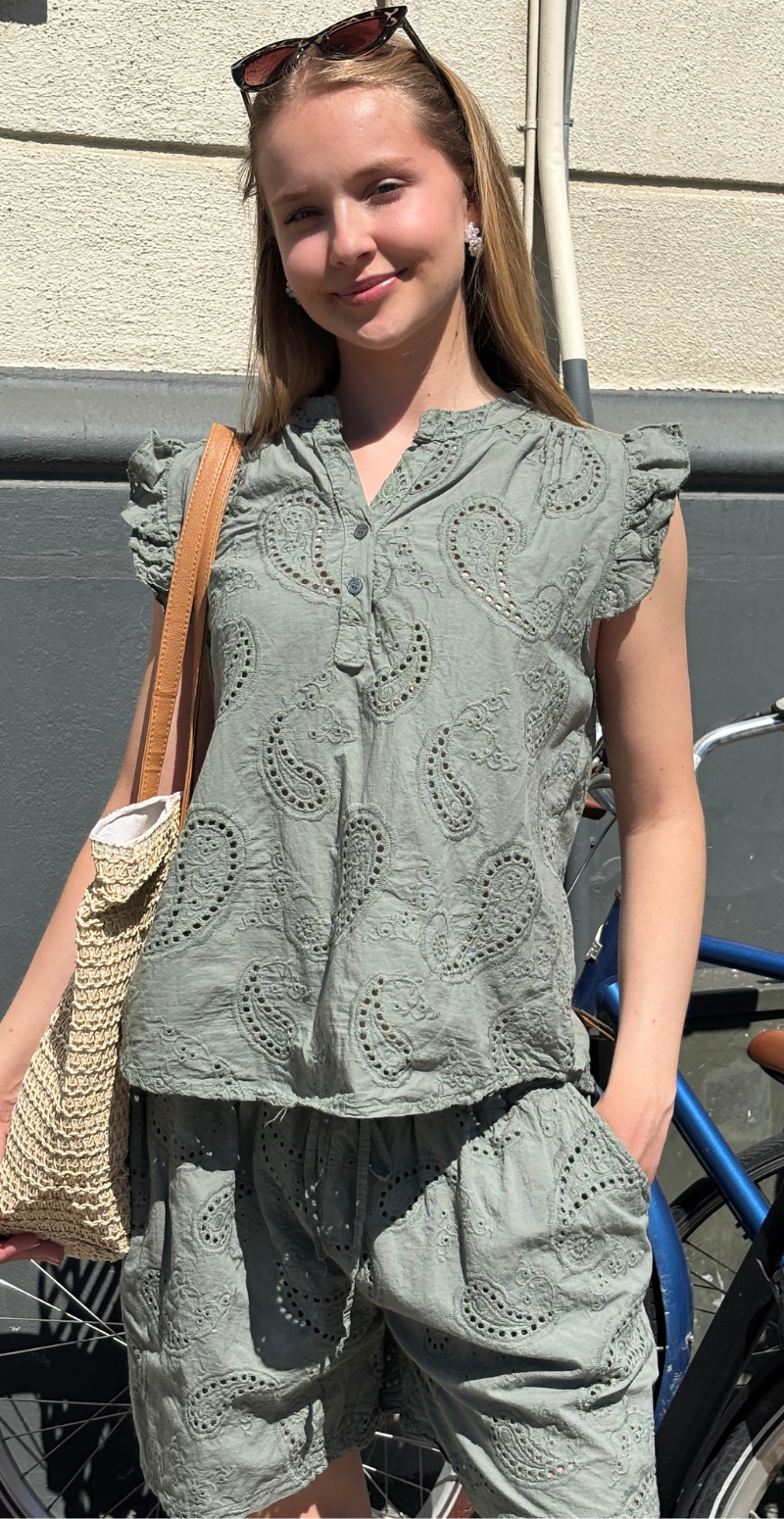 Isobel bluse med broderi anglaise og flæseærmer khaki LikeLondon