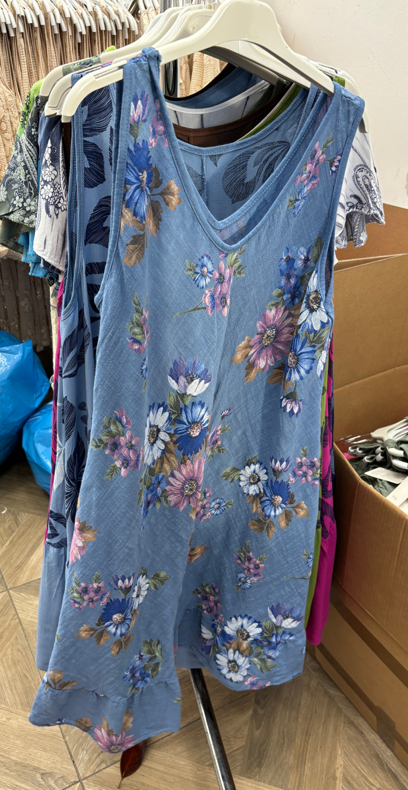 Forudbestilling uge 21 Zofja kjole med blomsterprint og let v-hals denim LikeLondon