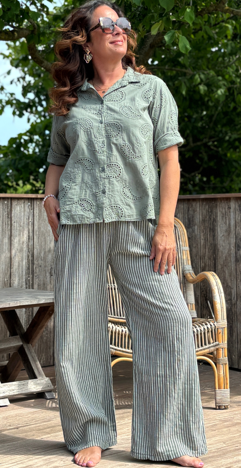 Isobel bluse med 3/4 ærmer og broderi anglaise khaki LikeLondon