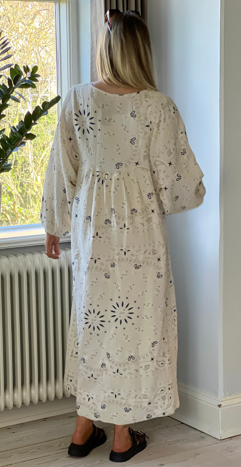 Gretha paisley mønstret kjole i musselin beige LikeLondon