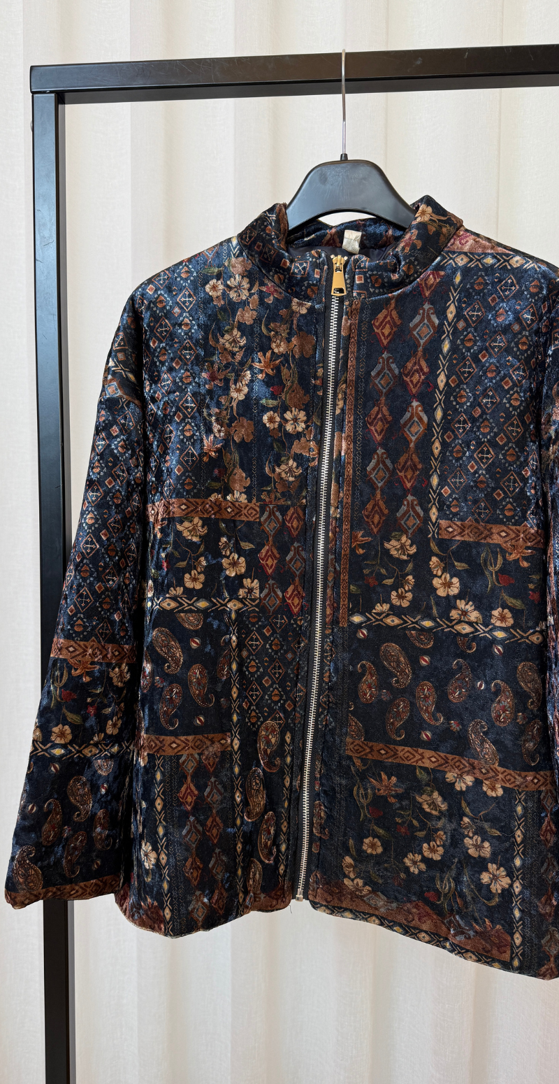 Sibylle jakke i velour med lynlås og blomsterprint navy LikeLondon
