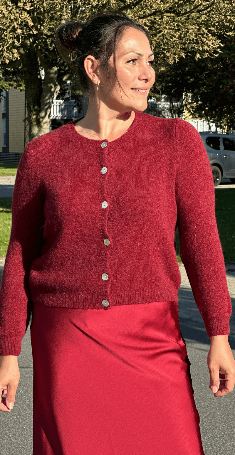 Celeste uld cardigan med perlemorsknapper bordeaux LikeLondon By Christina