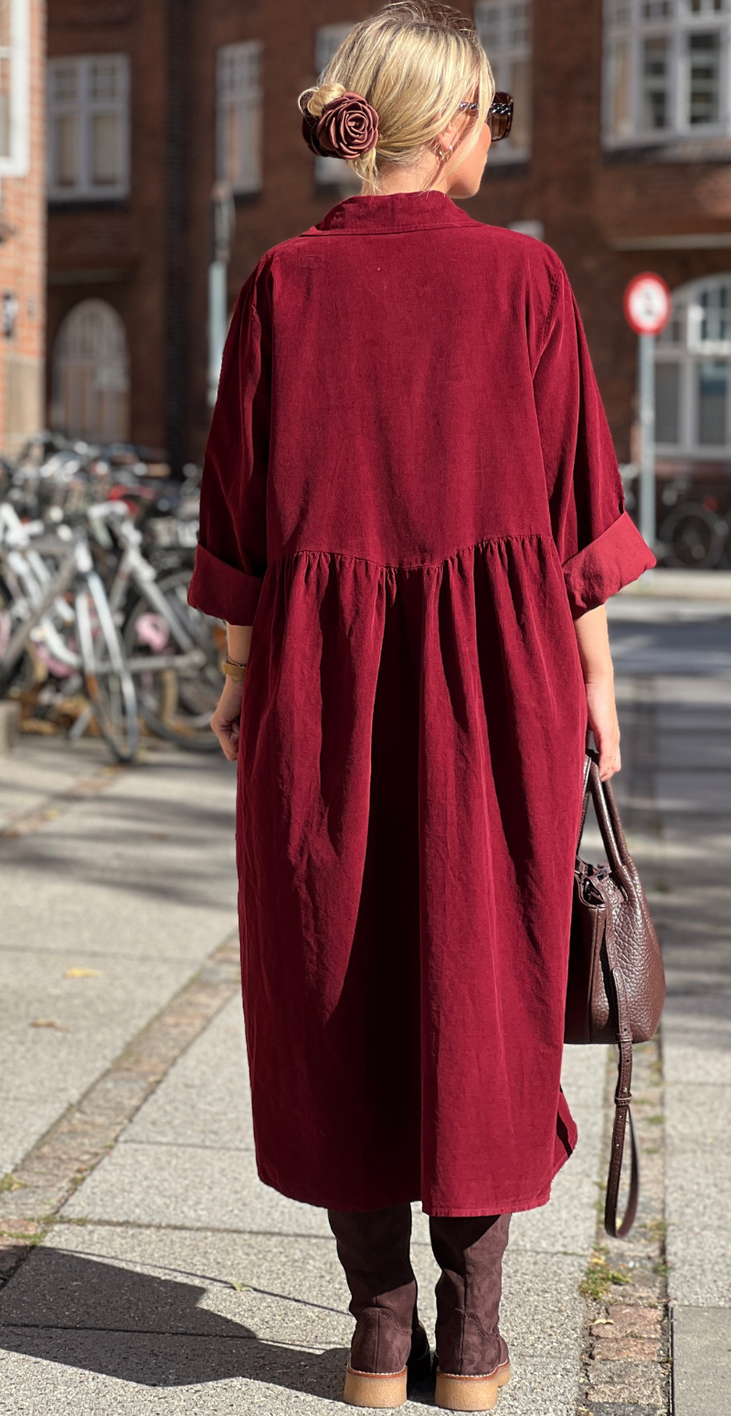 Benedikte fløjlskjole med rynker og knapper bordeaux LikeLondon