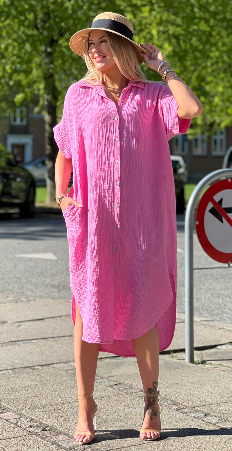 Ella gennemknappet kjole i musselin fuxia LikeLondon