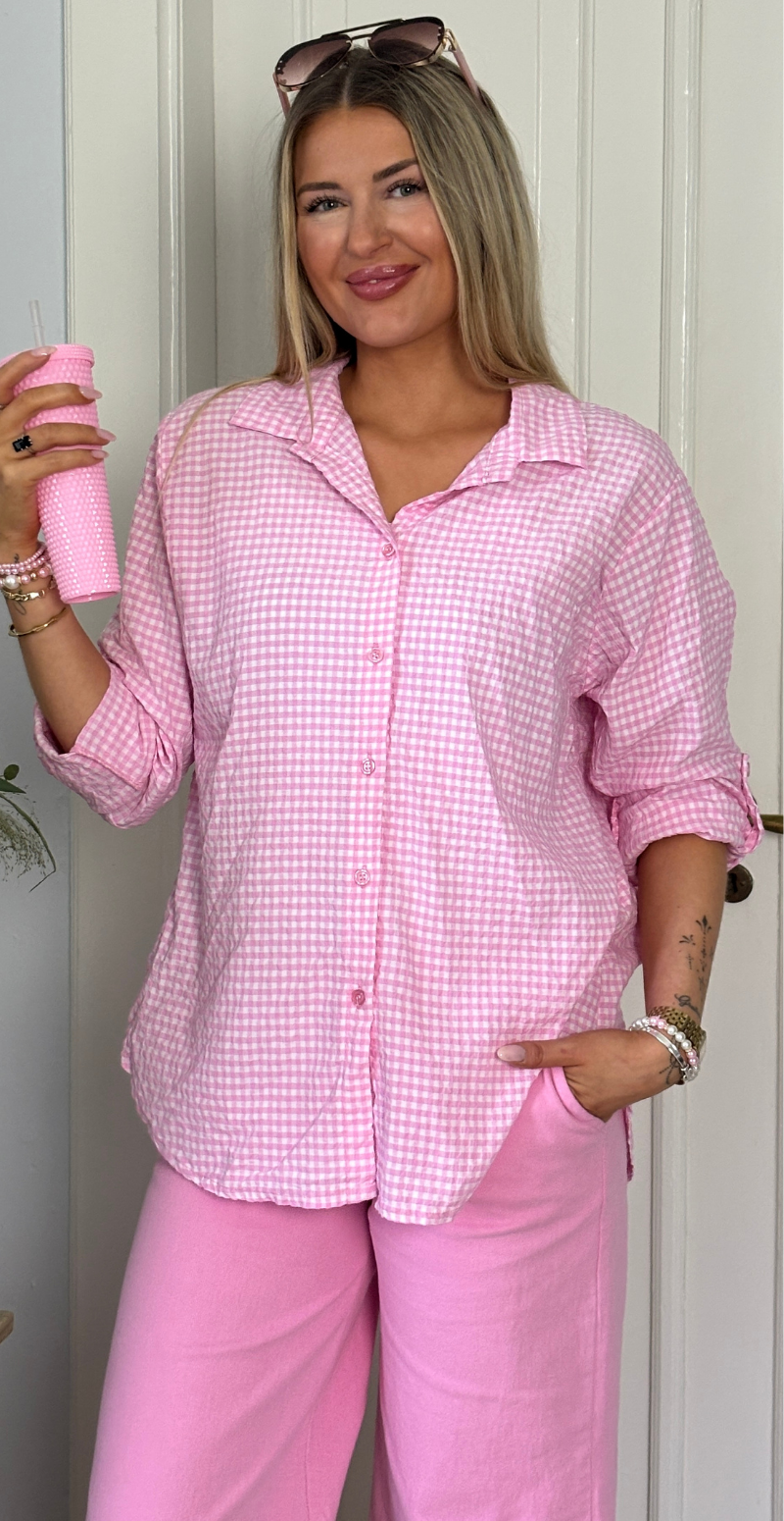 Pippa skjortebluse med krepp og tern pink LikeLondon