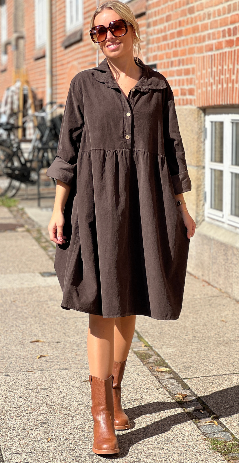 Elvira fløjlskjole med knap-detaljer brun LikeLondon