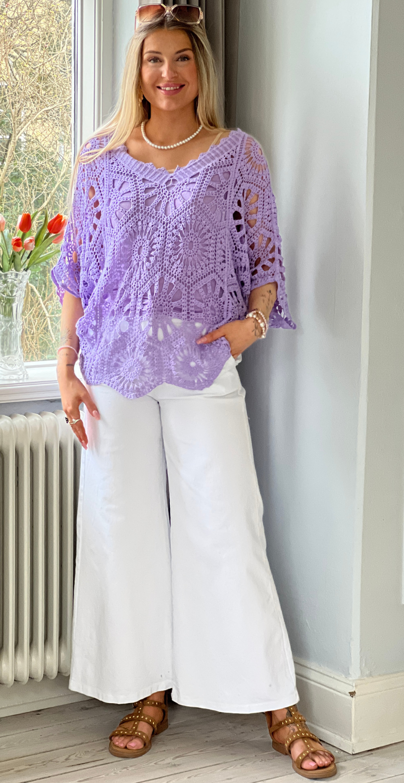 Cajsa hæklet bluse med v-hals og indertop lilla LikeLondon