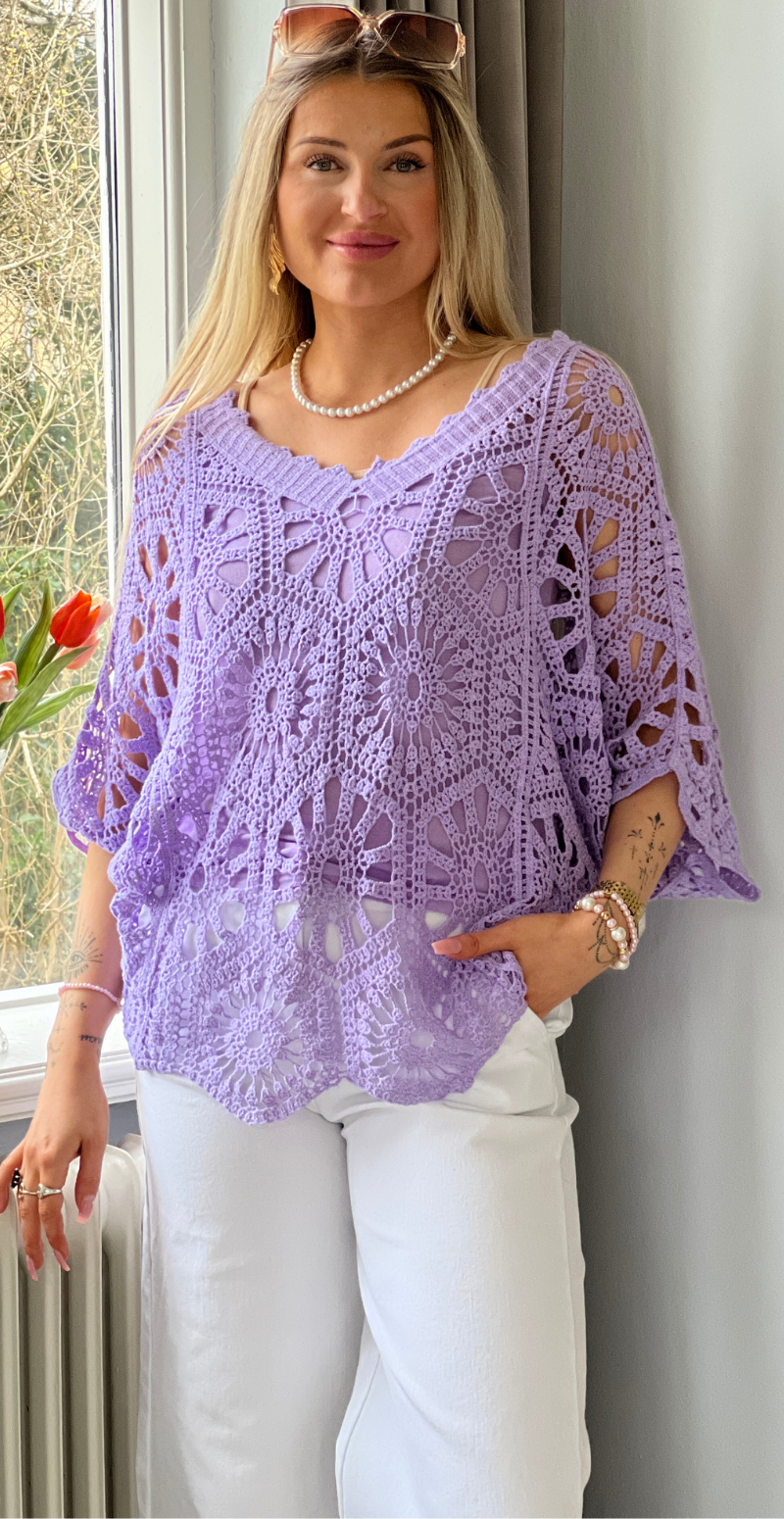 Cajsa hæklet bluse med v-hals og indertop lilla LikeLondon