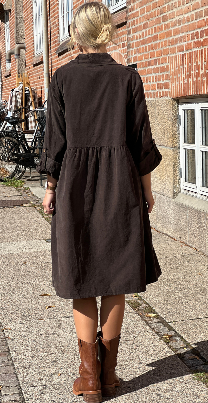 Elvira fløjlskjole med knap-detaljer brun LikeLondon