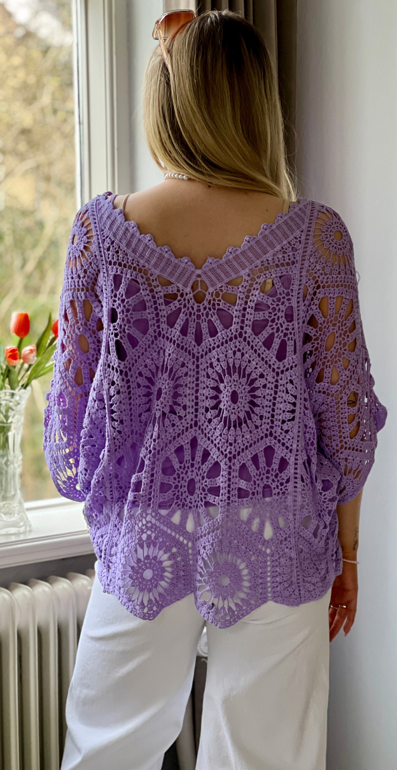 Cajsa hæklet bluse med v-hals og indertop lilla LikeLondon