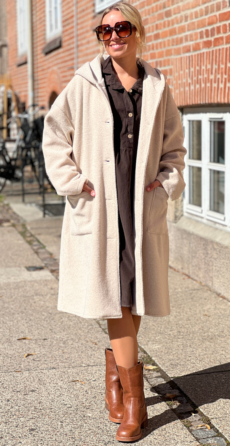 Tori jakke med hætte, lommer og knapper beige LikeLondon