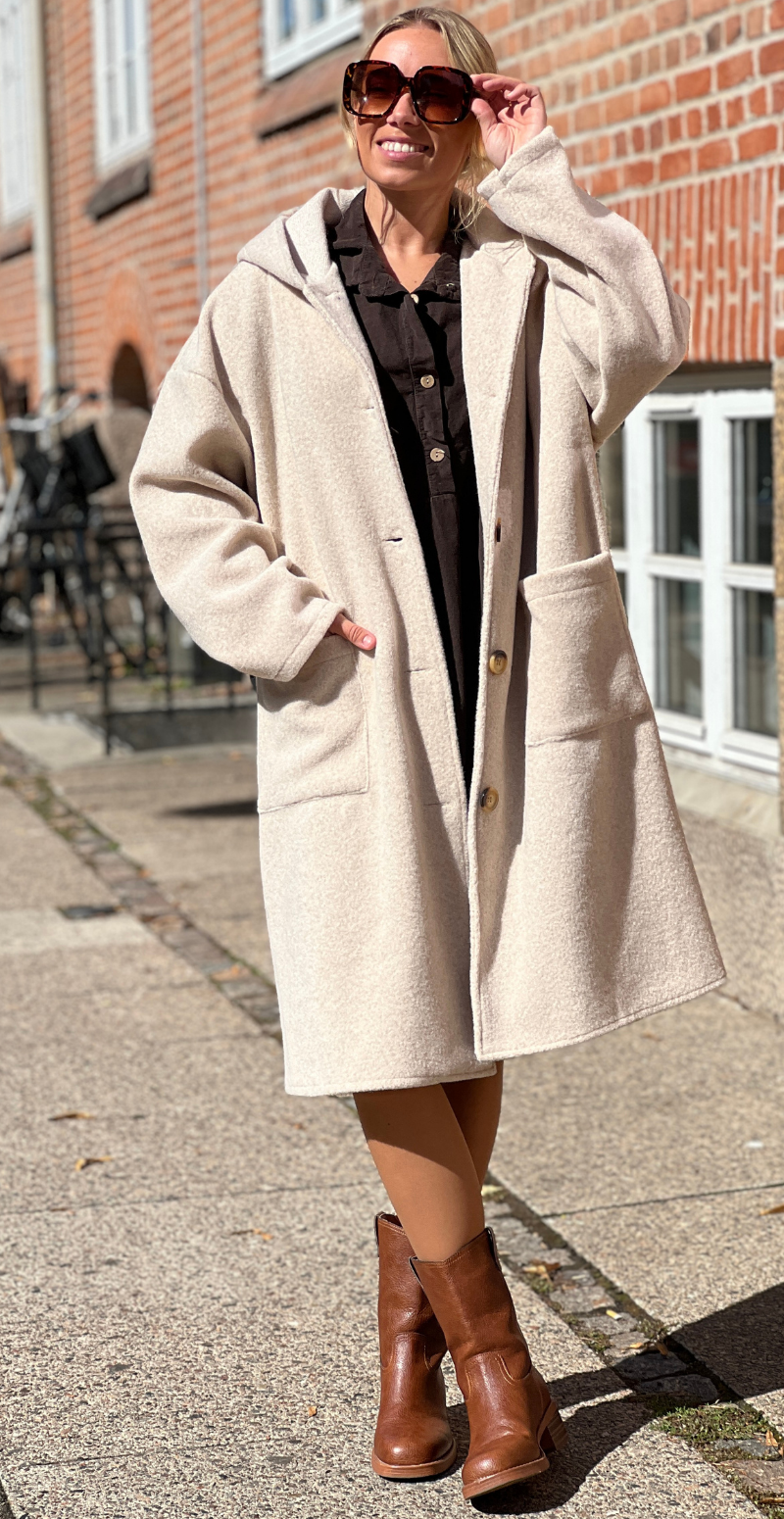 Tori jakke med hætte, lommer og knapper beige LikeLondon