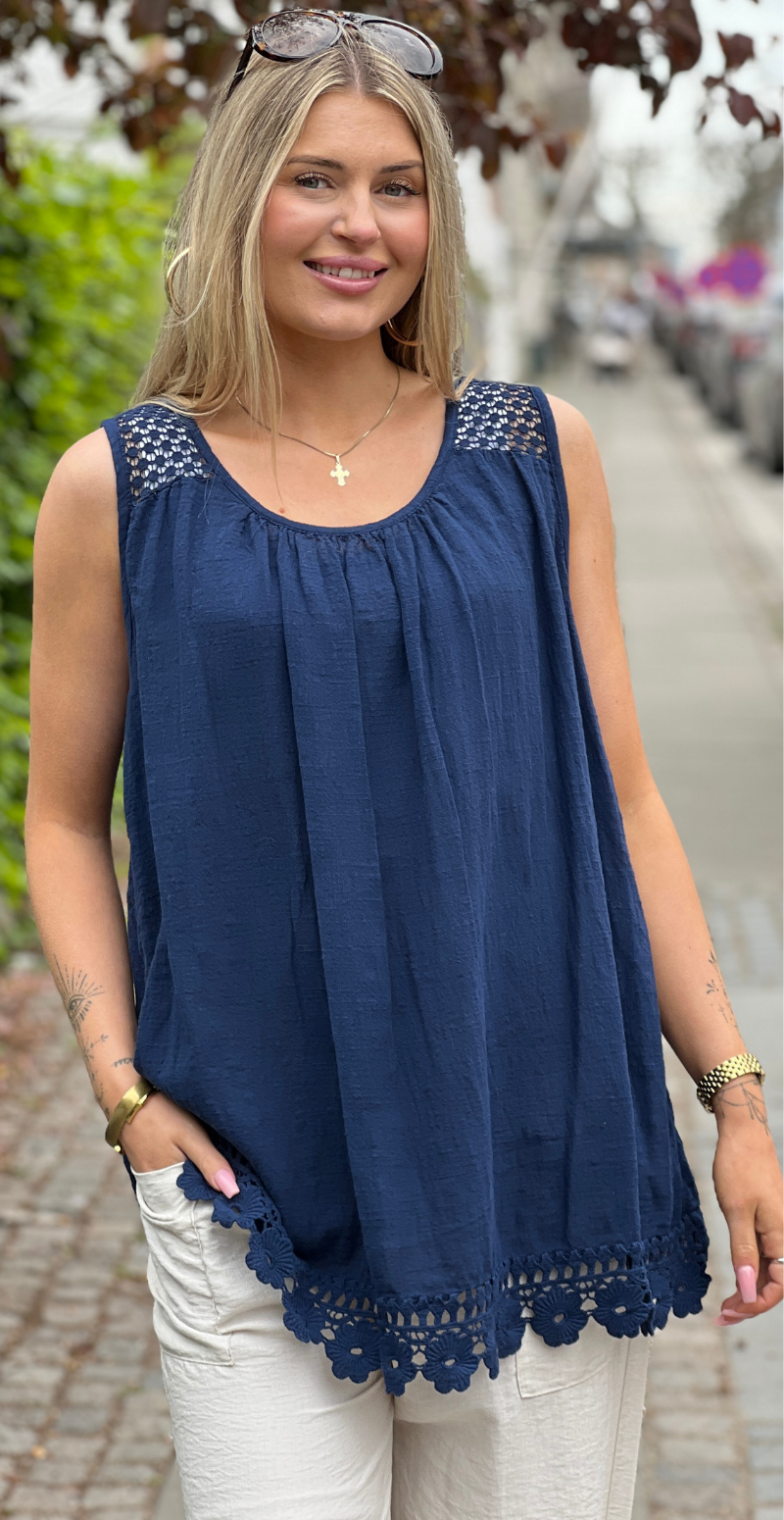 Ina bluse med blondedetaljer navy LikeLondon