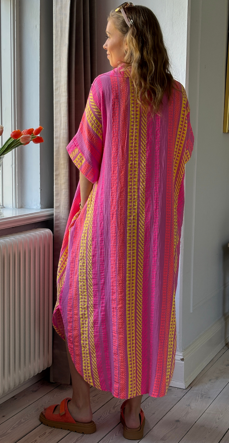 Flora lang kjole i musselin med grafisk mønster pink LikeLondon