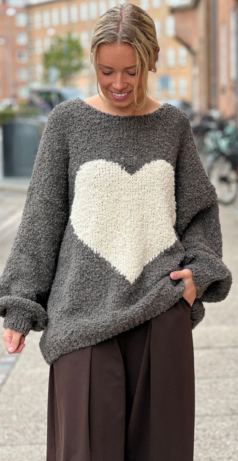 Zennie strik i alpaca med stort hjerte fortil taupe LikeLondon