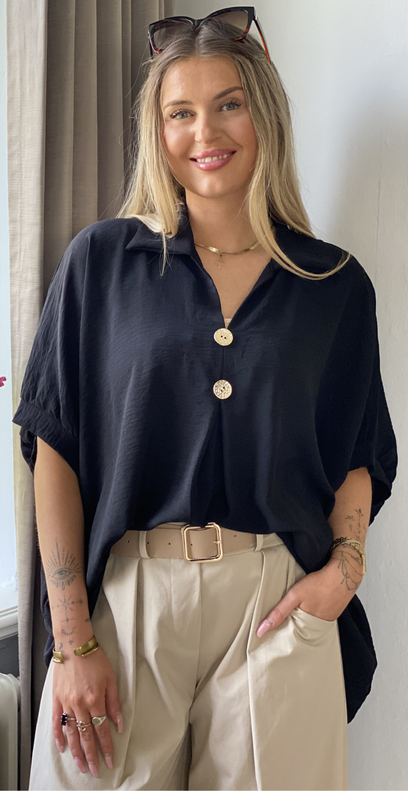 Lizzy bluse med krave og guldknapper sort LikeLondon