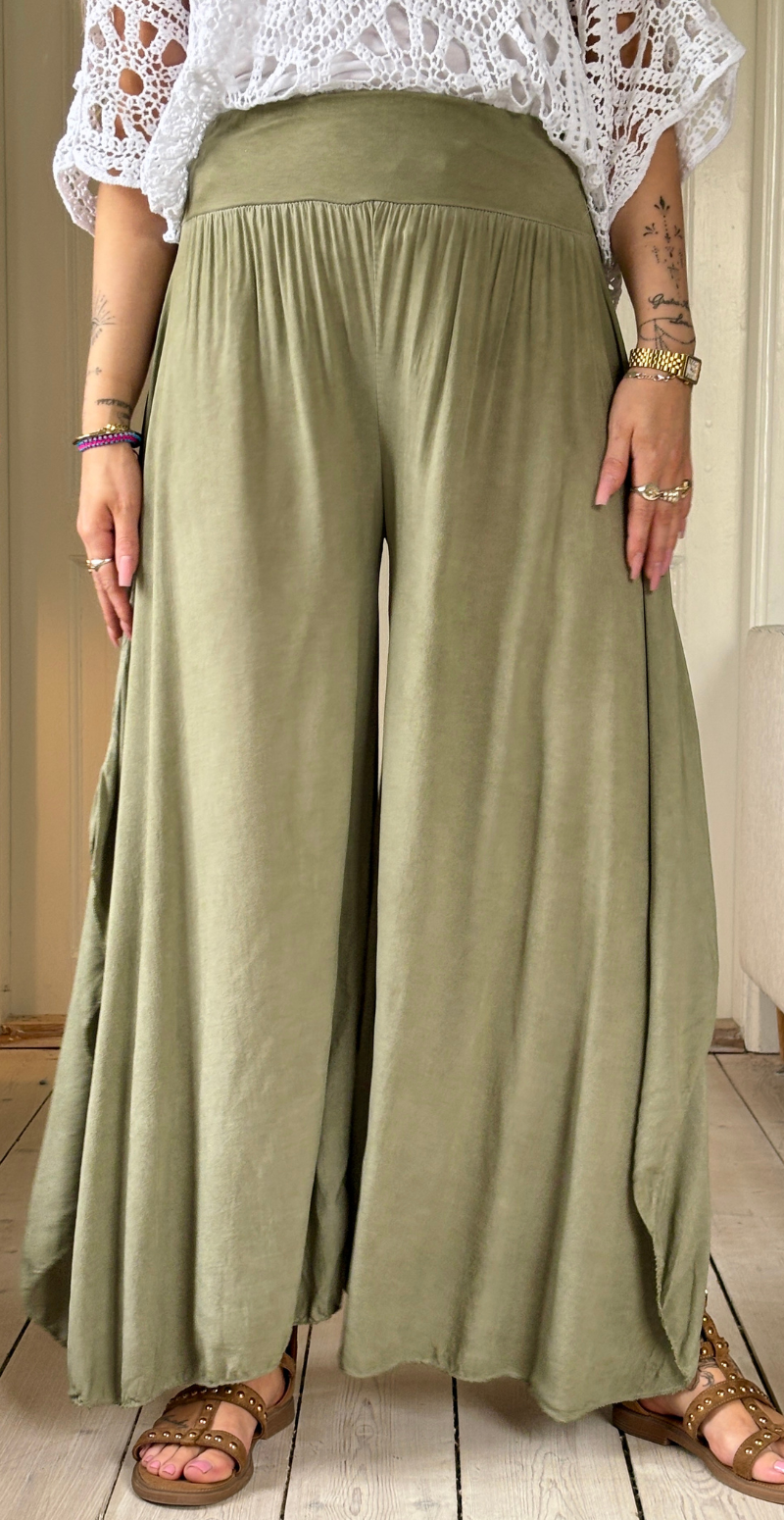 Talia bukser med vidde og slidser i benene khaki LikeLondon