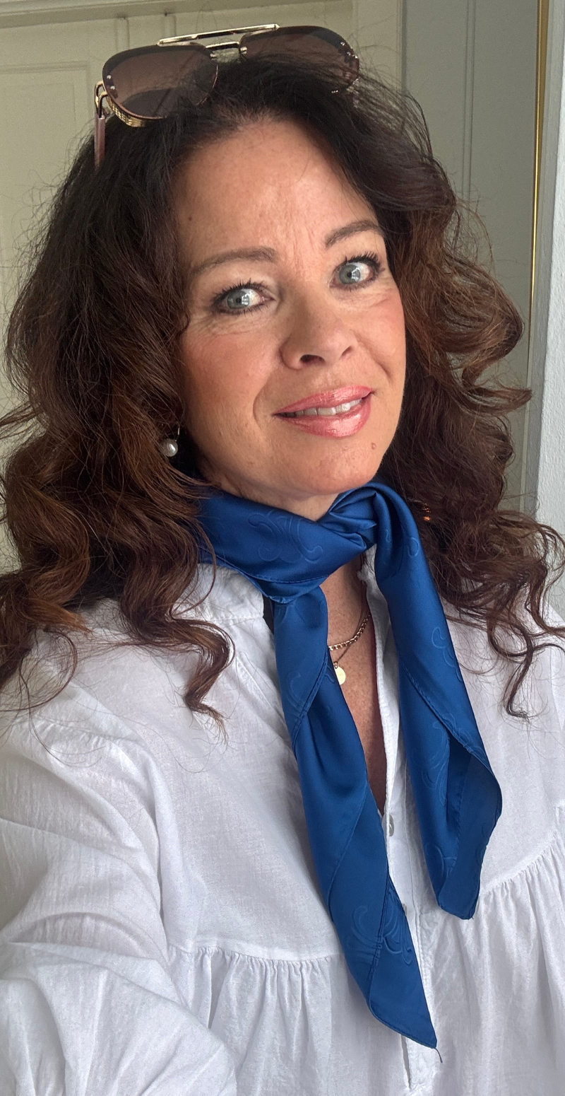 Silketørklæde med monogram mønster royal blue LikeLondon