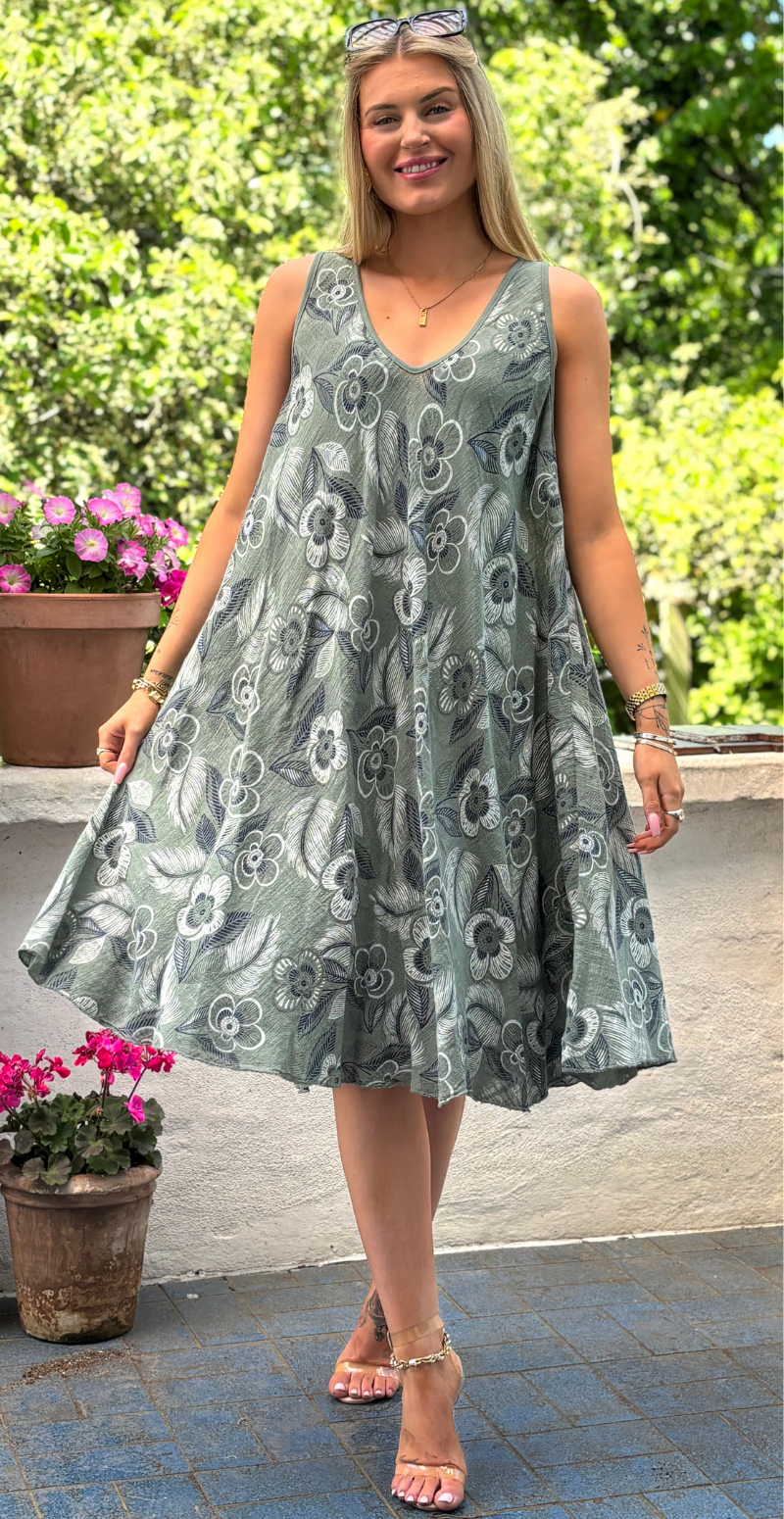Aurelia kort kjole med brede stropper og blomster khaki LikeLondon
