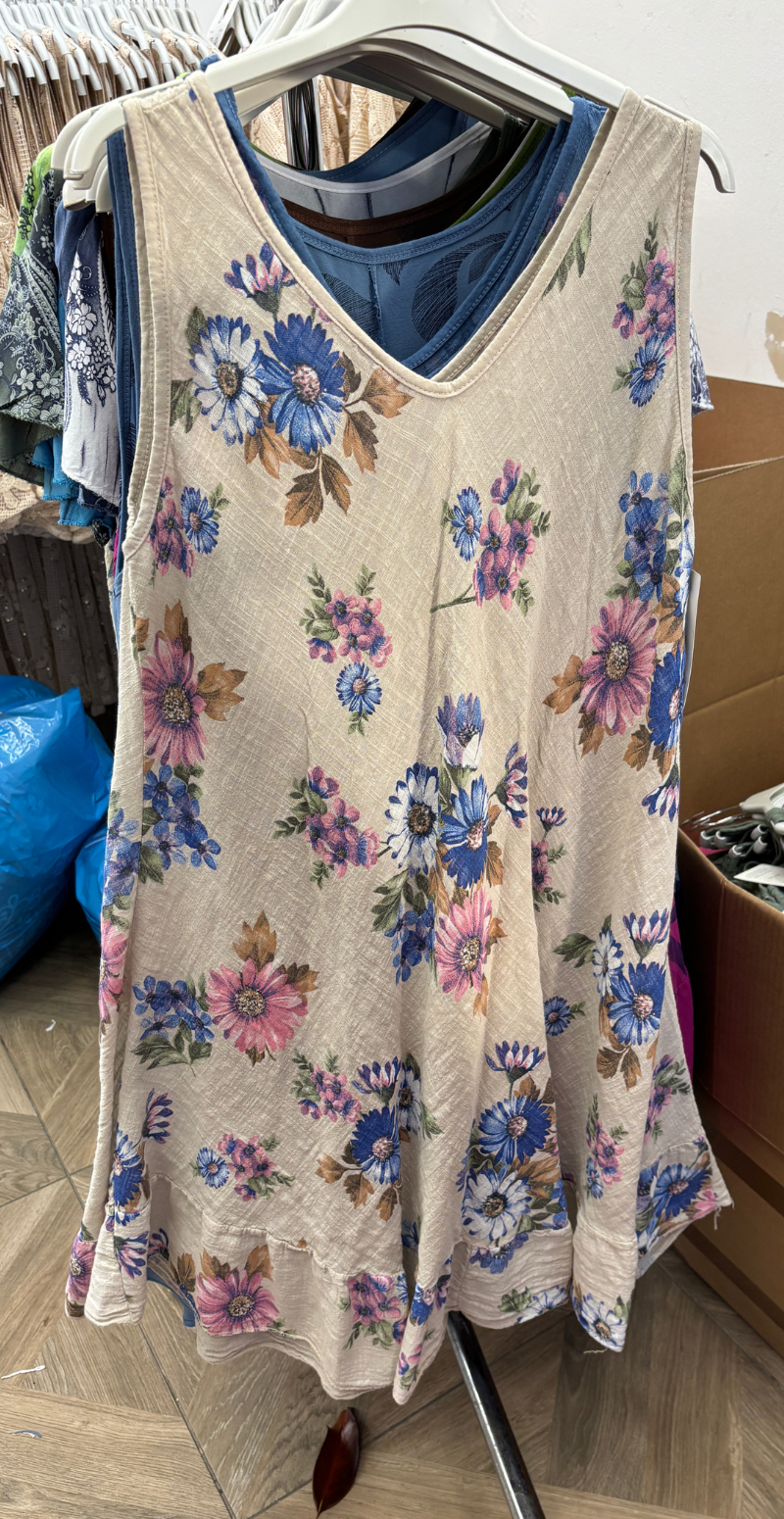 Forudbestilling uge 21 Zofja kjole med blomsterprint og let v-hals beige LikeLondon
