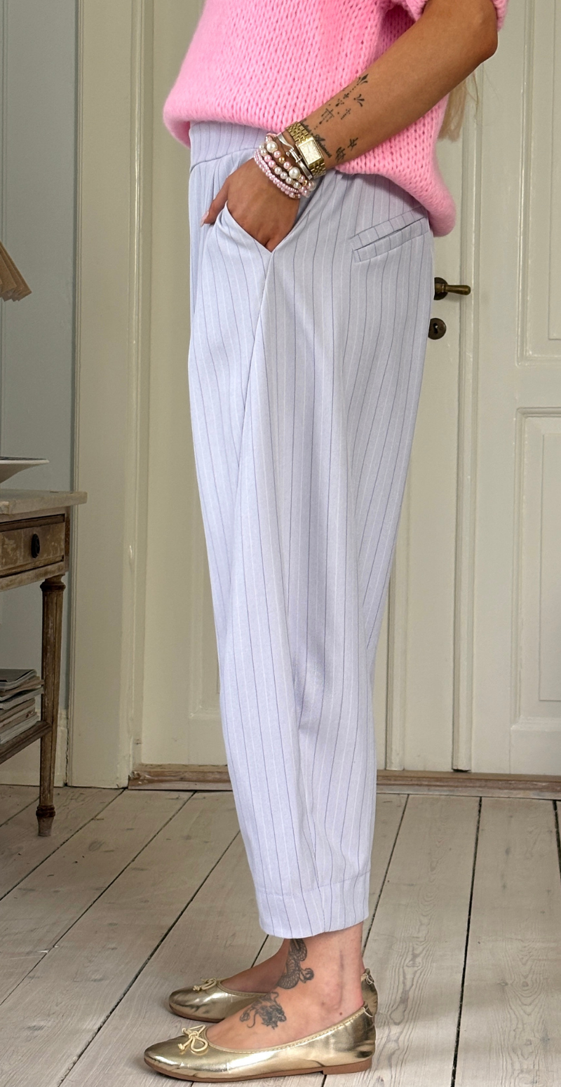 Cleo nålestribet buks i barrel-fit celeste LikeLondon