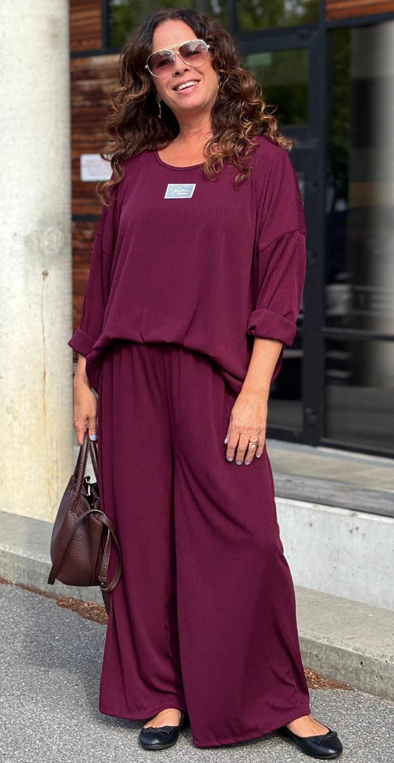 Tessie sæt med struktur og logo fortil bluse og bukser wine LikeLondon